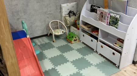 知育玩具、子供用お布団もご用意しています。